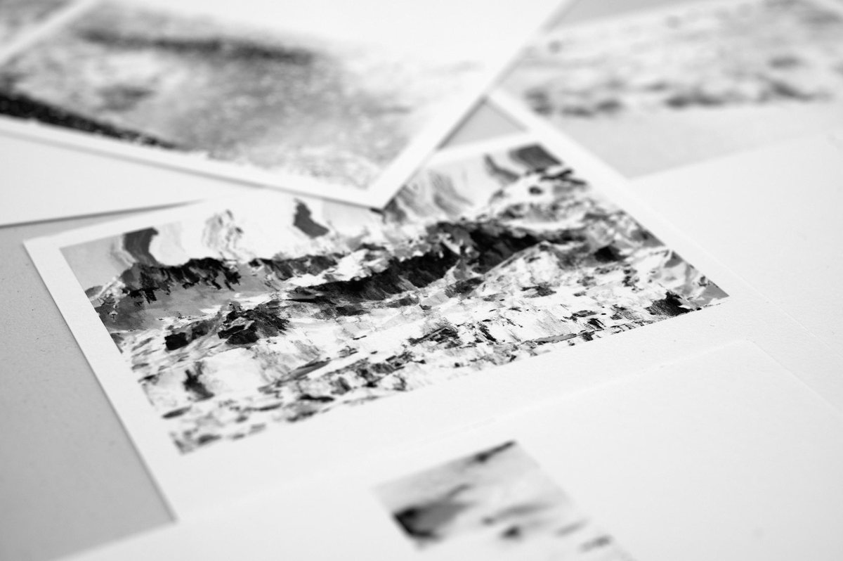Tirages photographiques en noir et blanc posés les uns sur les autres pendant la résidence au Centre Photographique d’Île-de-France.