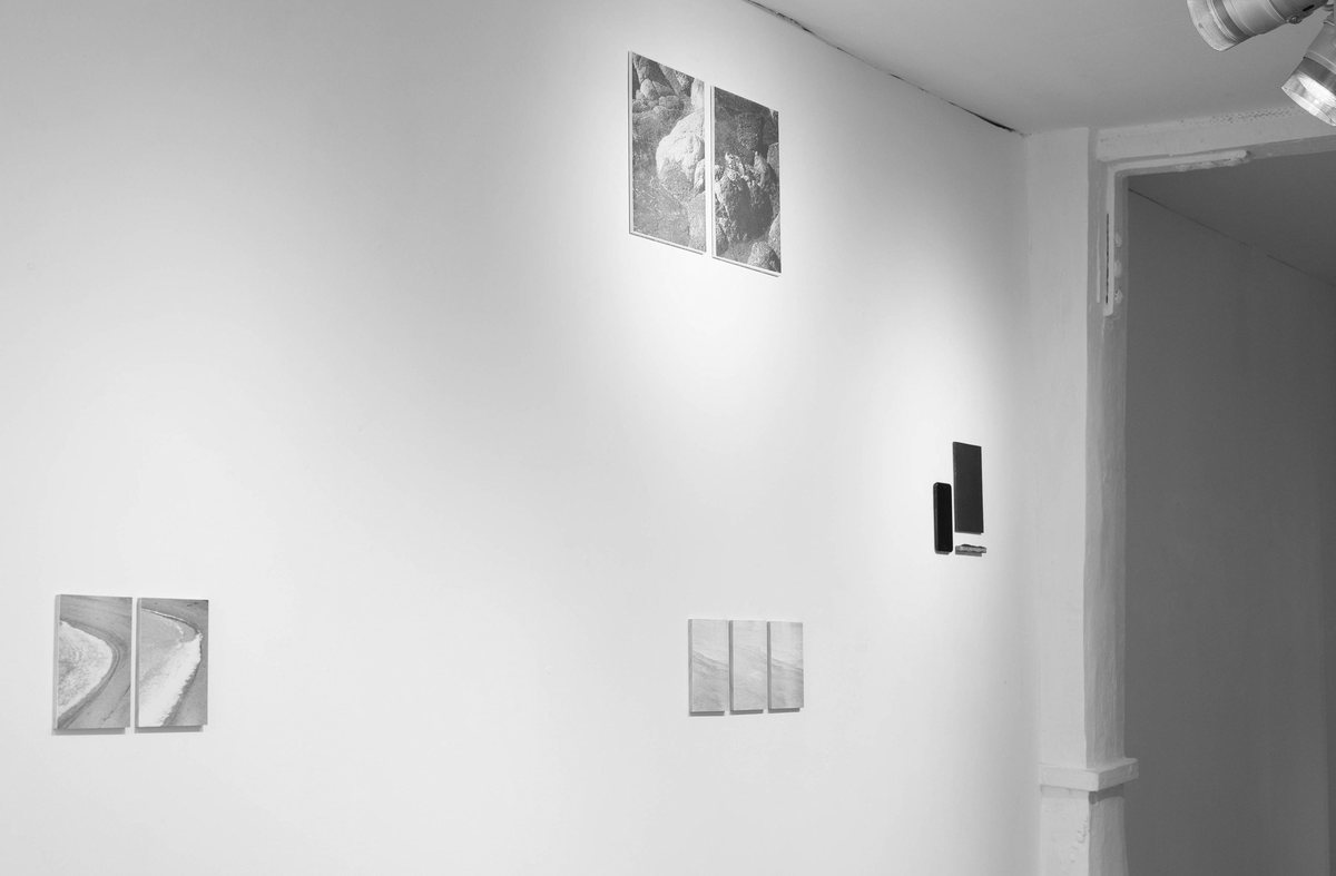 Vue de l’exposition à la Galerie Sono : de petits tirages encadrés dispersés sur un mur blanc.