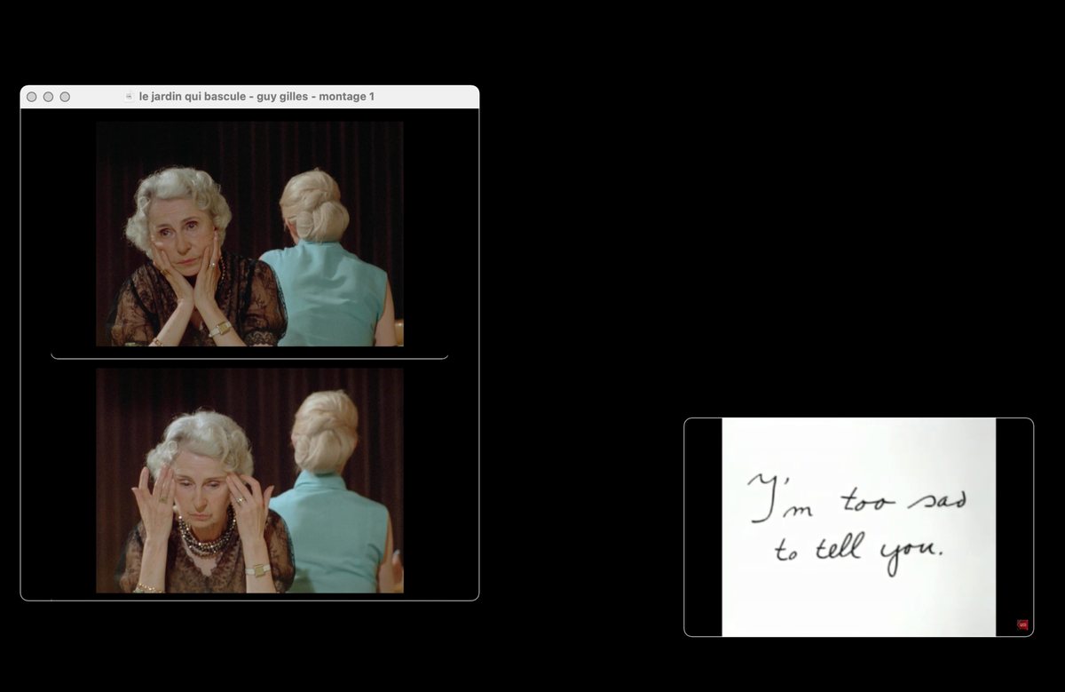 Table de travail : un plan de film et une note manuscrite, « I’m too sad to tell you », dans deux fenêtres voisines.
